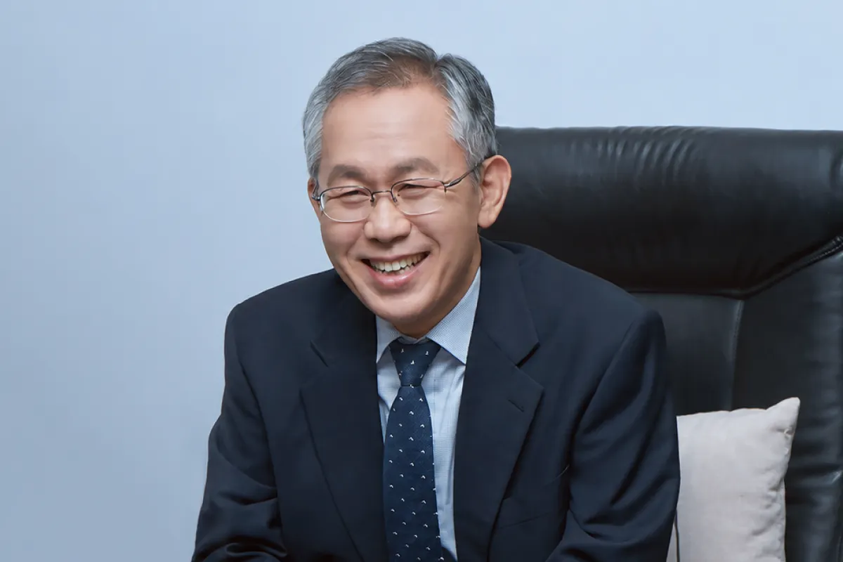 이현 변호사가 환하게 웃으며 이야기를 듣는 모습